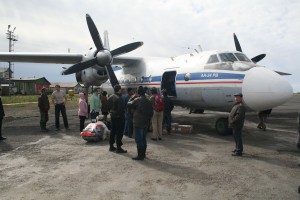 Unloading the baggage, again a DIY job (Photo: G. Schaepman-Strub, 2008)