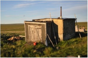 Ayutun accommodation (sleeping a group of 5) with greenhouse in the back (Photo: M. Schaepman, July 2012).