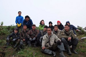 The whole group that helped unloading the boat, while the people from Chokurdakh first collected the drift wood along the river on their way to the station during the night (Photo: I. Juszak, 13 July 2013).