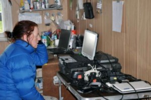 Angela Gallagher (Free University of Amsterdam) using the new satellite communication system (Photo: G. Schaepman-Strub, July 2013).